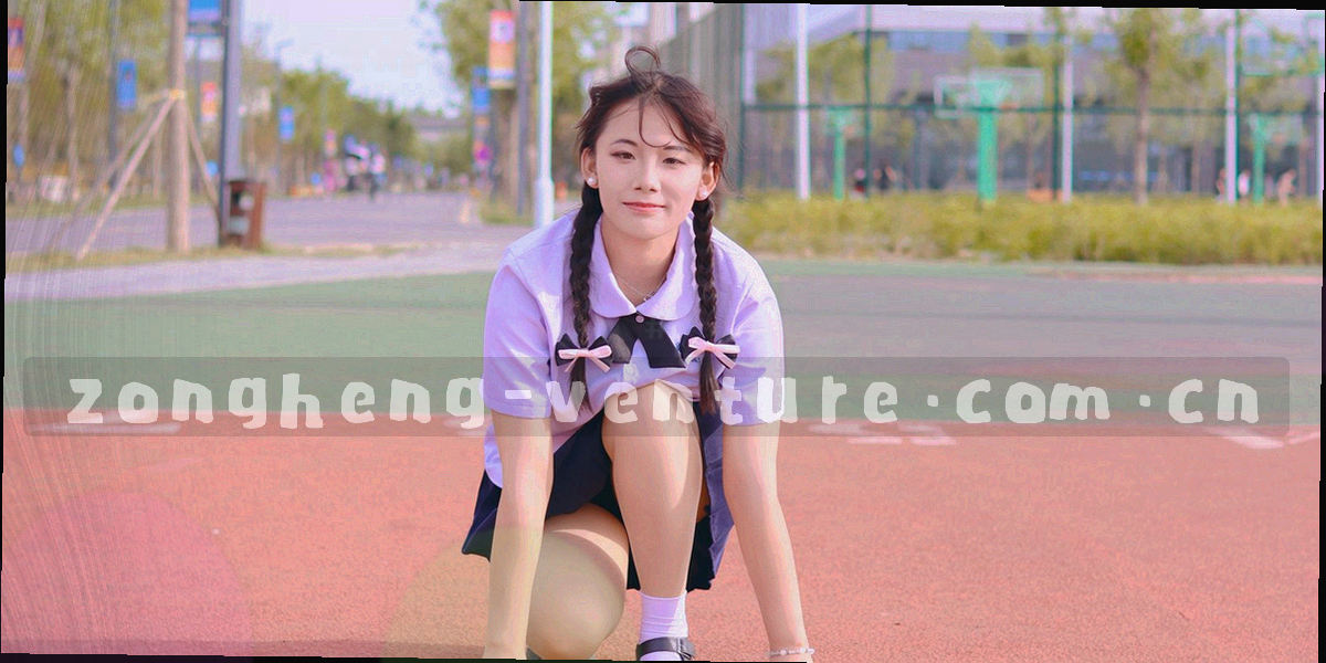 深墨蓝色调下由精密网格与几何方块构成的抽象数据保护视觉